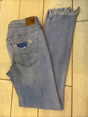 American Eagle Super Low Jegging Jeans Women 8 Light Wash Distressed Raw Hem